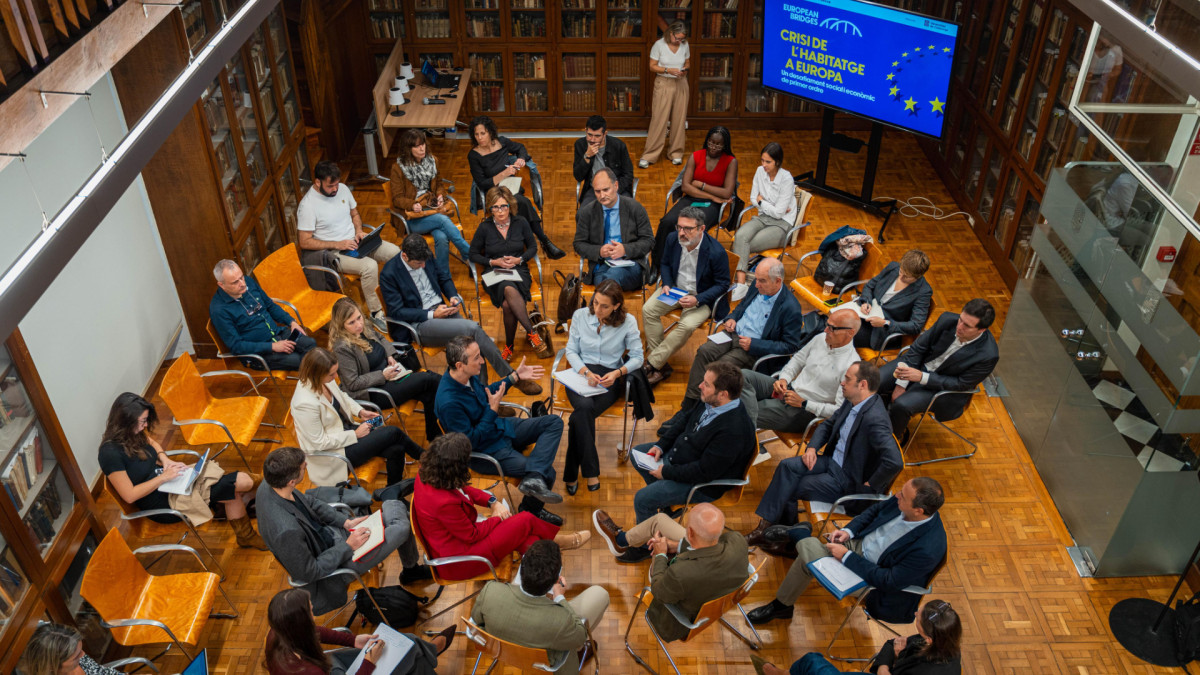 El aula Ramón y Cajal de la UB albergó una nueva sesión de 'European Bridges'.