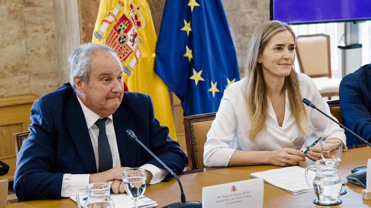 La vicepresidenta tercera del Gobierno y ministra para la Transición Ecológica y el Reto Demográfico, Sara Aagesen, junto al ministro de Industria y Turismo, Jordi Hereu.