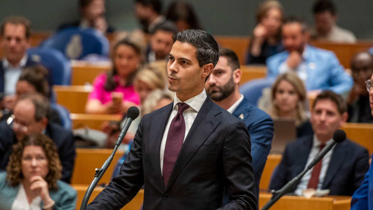 Rob Jetten, candidato a primer ministro neerlandés, durante una intervención parlamentaria.