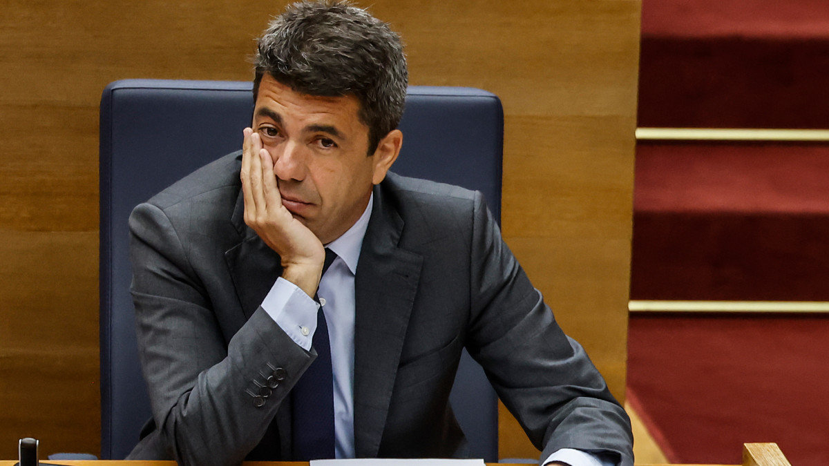 Carlos Mazón en su escaño de Les Corts durante una sesión de control.