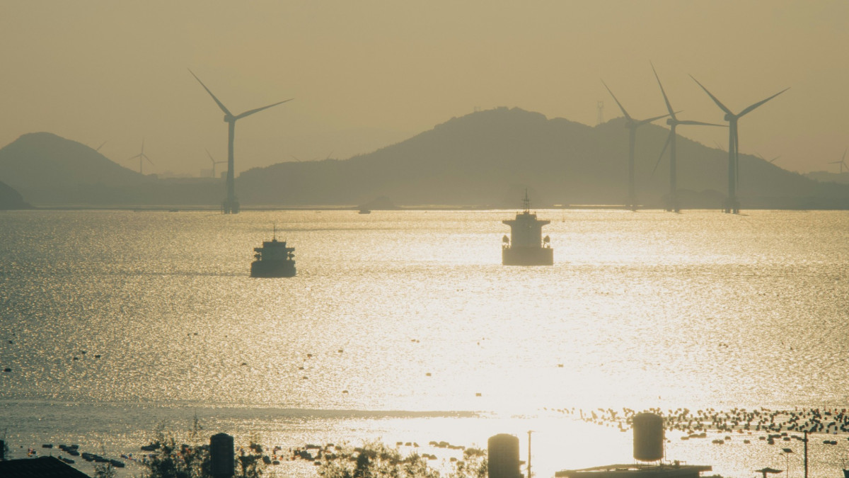El autor señala que las fuentes de energía renovable son ya más asequibles que los combustibles fósiles. 