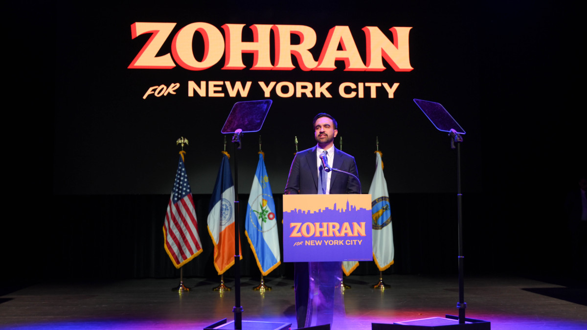 Zohran Mamdani durante la noche electoral en la que ganó la alcaldía de Nueva York.