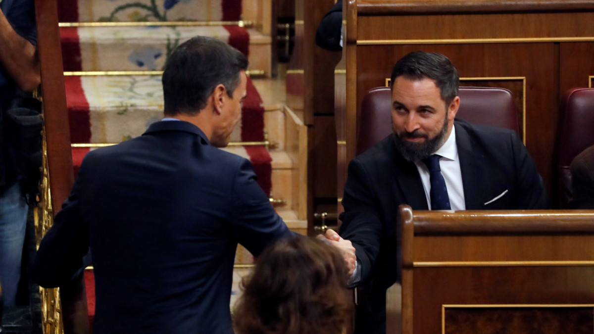 Pedro Sánchez saluda a Santiago Abascal en el Congreso de los Diputados.