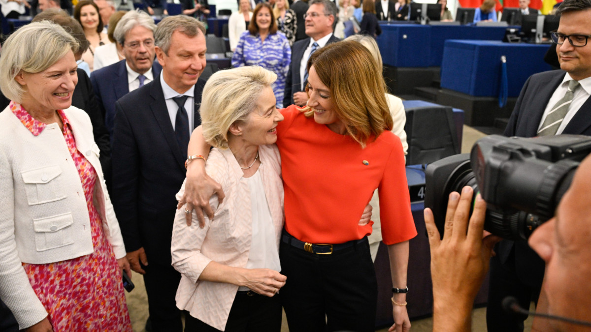 Ursula von der Leyen abraza a la presidenta del Parlamento Europeo, Roberta Metsola, en el día de su nombramiento.