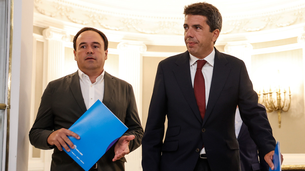 Juan Francisco Pérez Llorca (izquierda) y Carlos Mazón (derecha) durante las negociaciones con Vox en el año 2023.