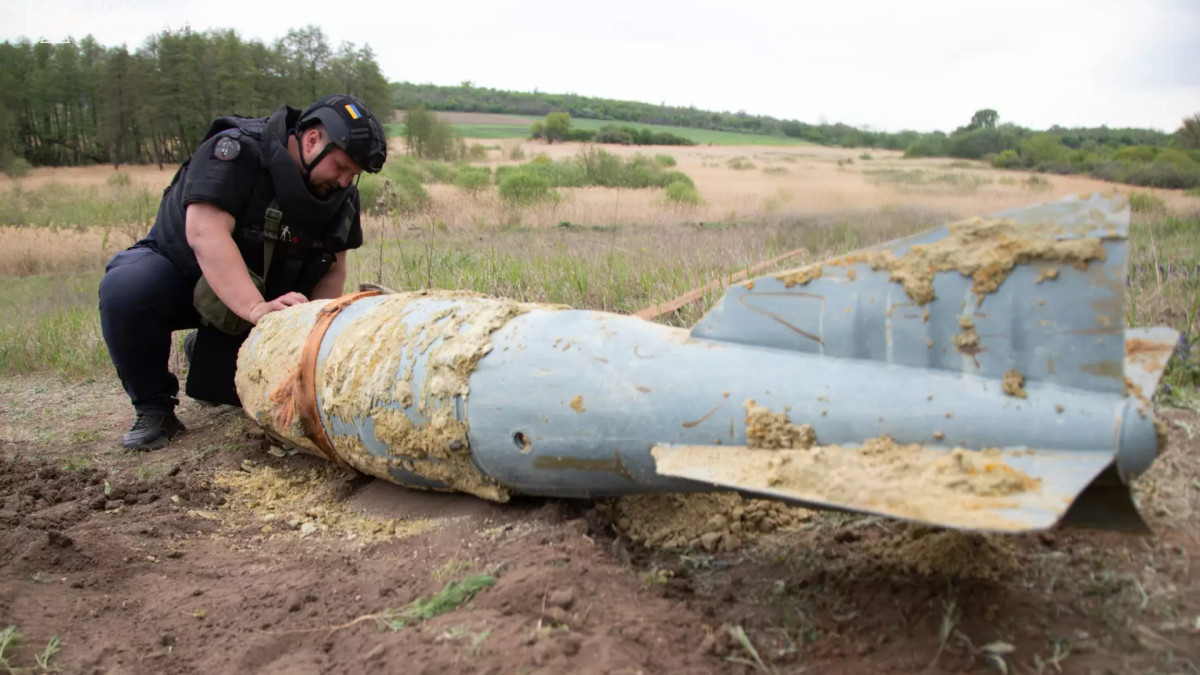 Retirada de una bomba en el óblast de Járkov en 2025. 