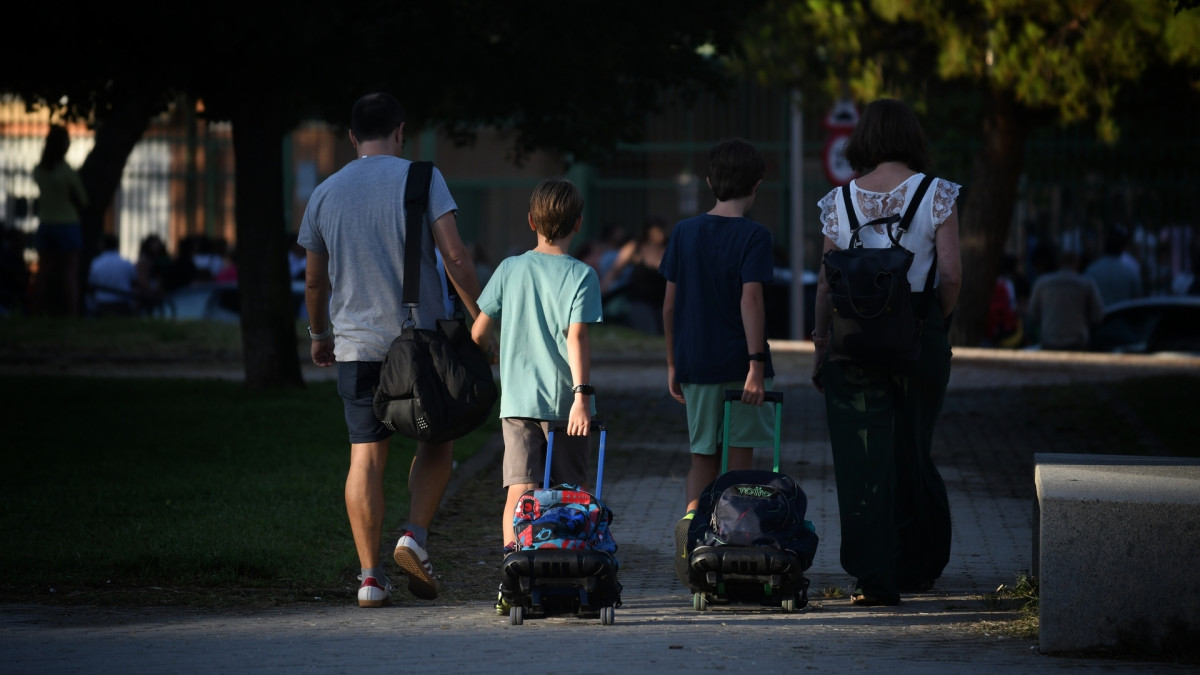 Varios alumnos a la llegada al primer día de colegio en la Comunidad de Madrid.