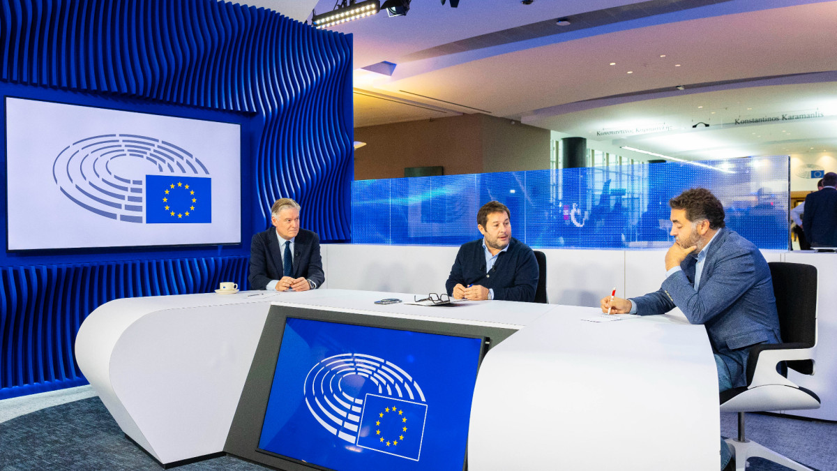 De izquierda a derecha: Antonio López-Istúriz (EPP), Marc López Plana ('Agenda Pública') y Jonás Fernández (S&D). | Agenda Pública / Bernal Revert