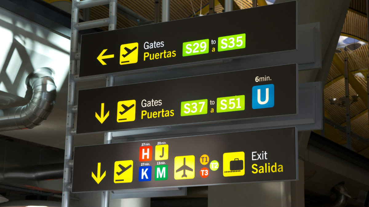 Indicaciones en el aeropuerto de Barajas (Madrid).