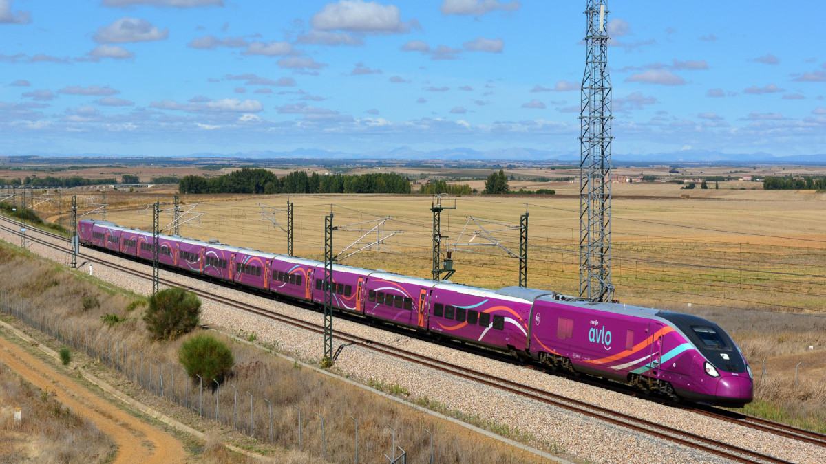Tren de alta velocidad a la altura de Santervás de Campos (Castilla y León)