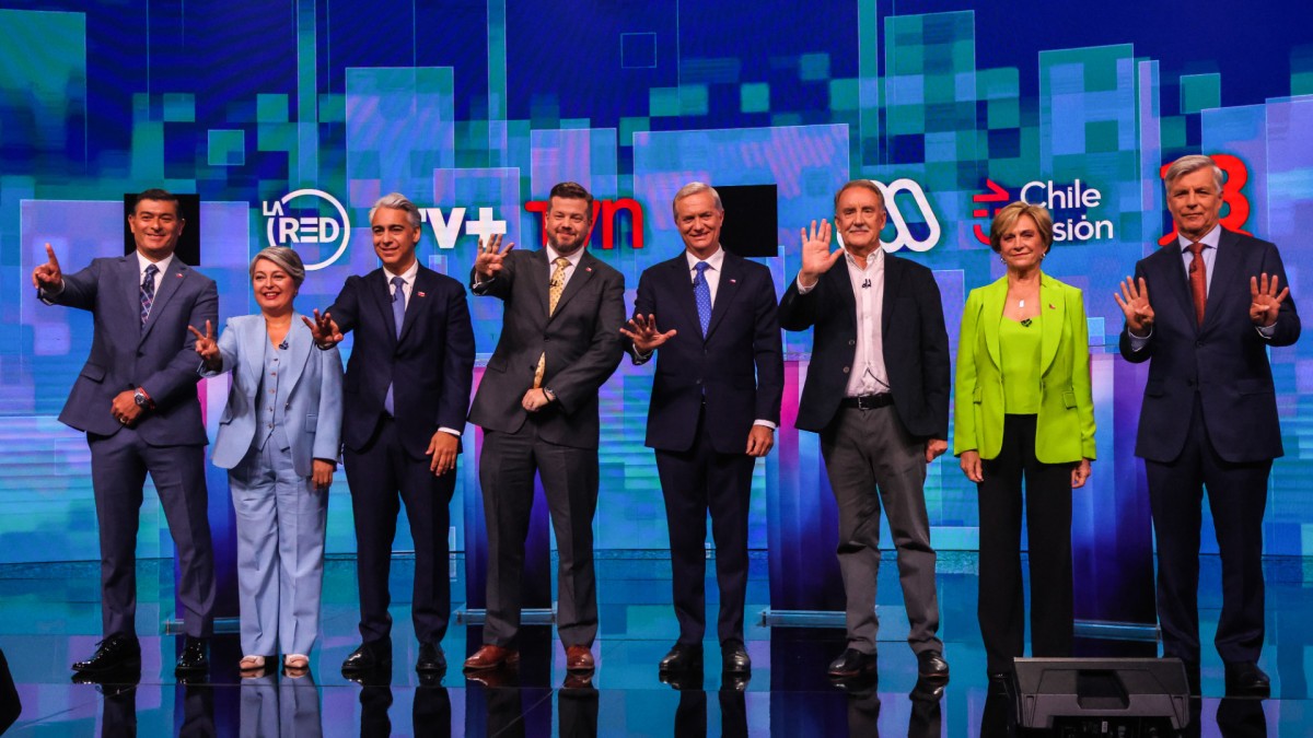 Los candidatos presidenciales de la primera vuelta en Chile durante un debate televisado.