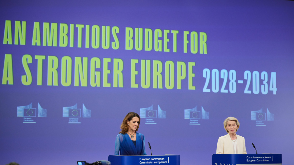 Paula Pinho (Comisión Europea) y Ursula von der Leyen durante la presentación del MFP 2028-2034.