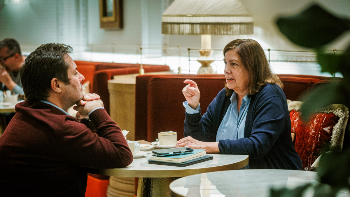 Marc López Plana and Beatriz Méndez de Vigo in conversation in a Madrid cafeteria.