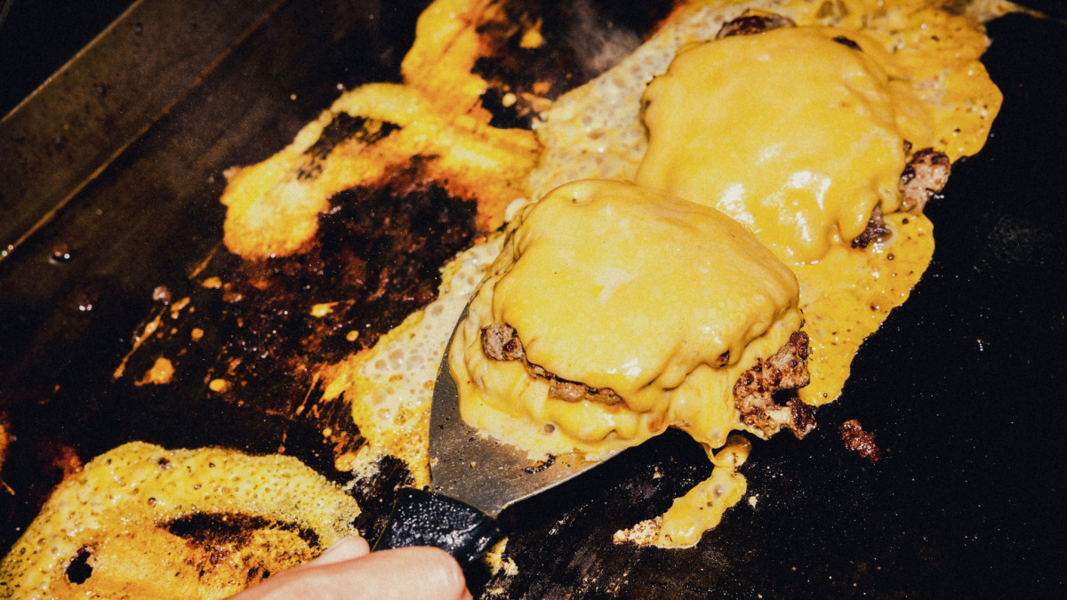 El autor critica una parte del sistema alimentario como 