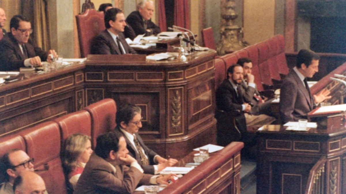El por entonces presidente del Gobierno, Adolfo Súarez, interviene desde el estrado en el Congreso de los Diputados.