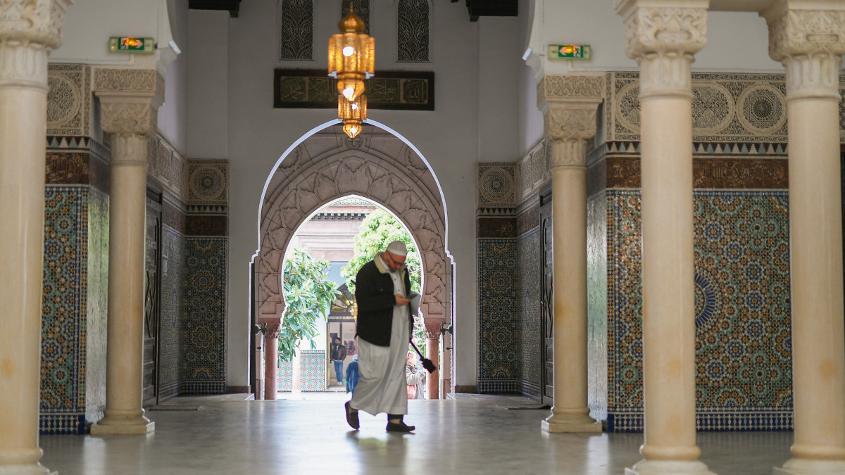 Un religioso pasea por el interior de la Gran Mezquita de París (Francia).