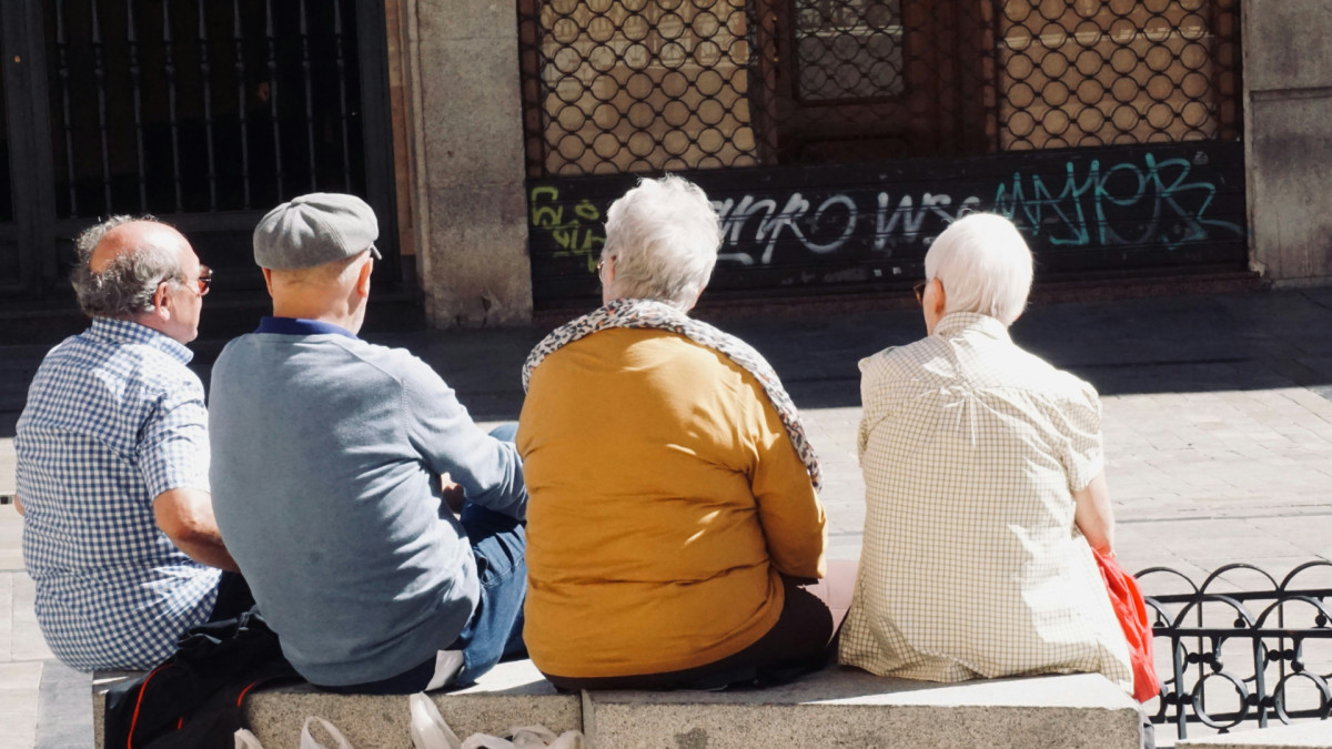Un grupo de jubilados en una calle de Salamanca (España).