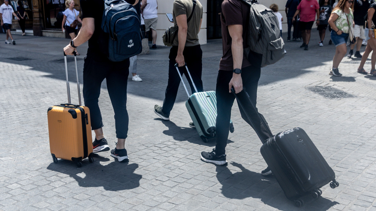 Turistas con maletas en el centro de Madrid.