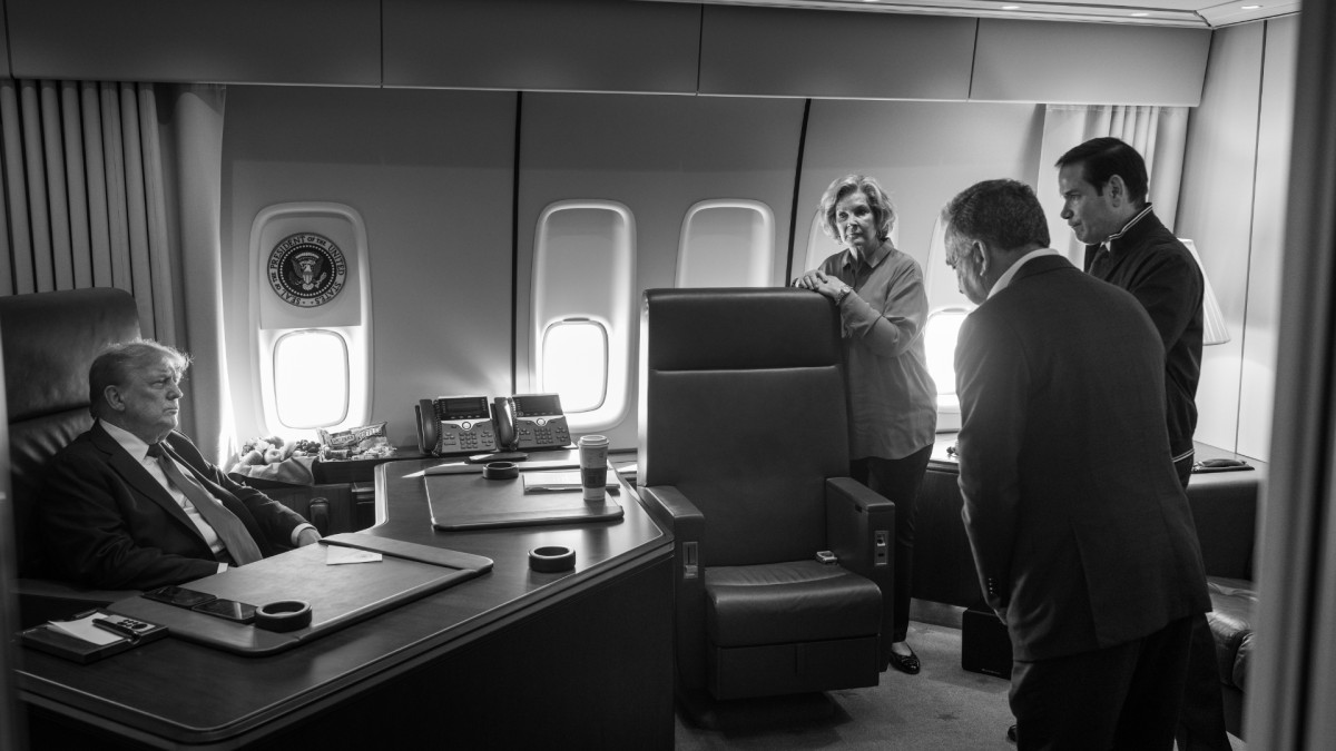 El presidente Donald Trump conversa a bordo del Air Force One con su jefa de gabinete, Susie Wiles, su enviado para Oriente Medio, Steve Witkoff y el secretario de Estado, Marco Rubio.
