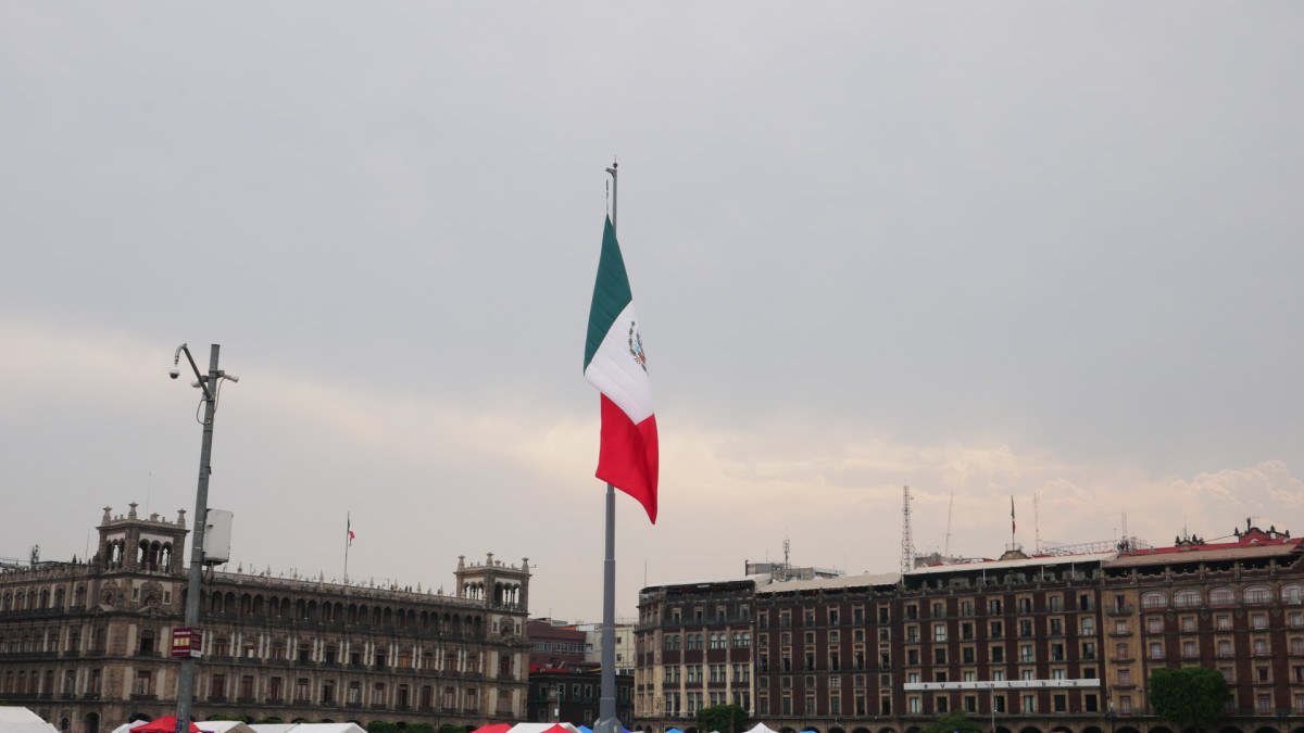 La bandera de México presidiendo la famosa plaza del Zócalo (Ciudad de México).