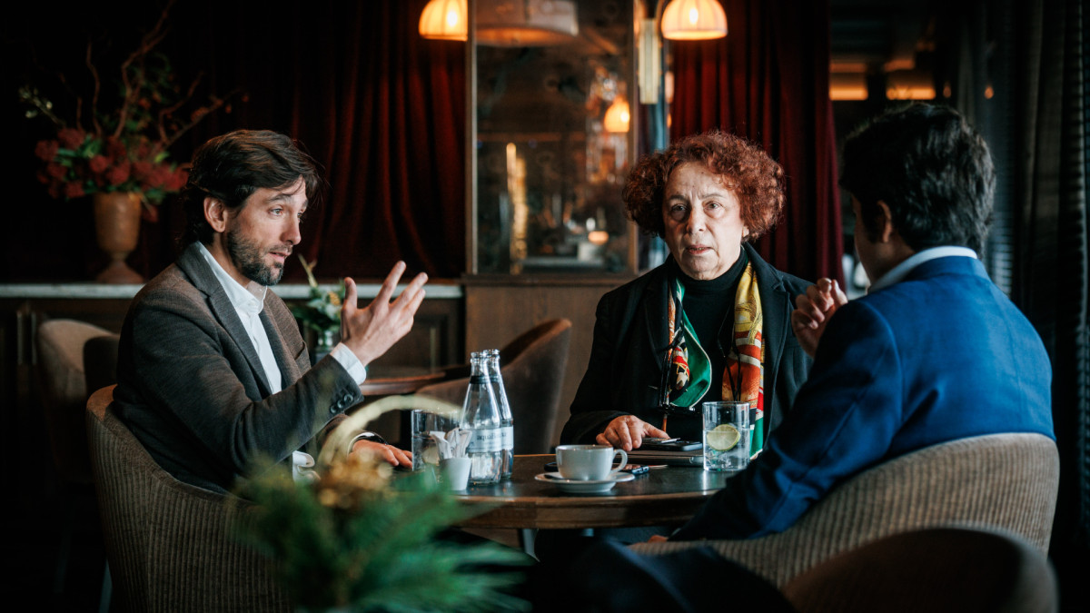 Vázquez and Palacio speak with Rodrigo Pinedo, vice president of 'Agenda Pública'.