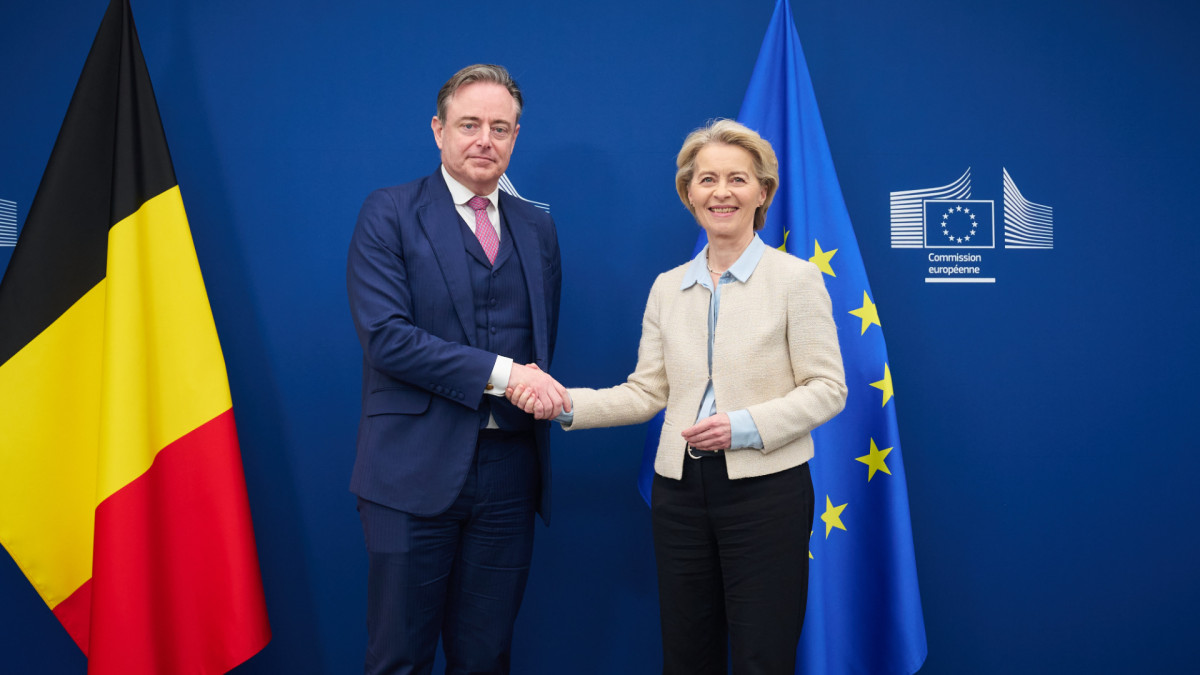 El primer ministro belga, Bart De Wever con a la presidenta de la Comisión Europea, Ursula von der Leyen.