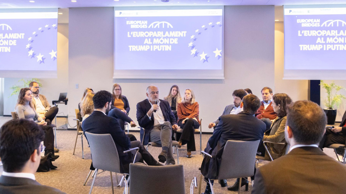 Marc López Plana, editor and director of 'Agenda Pública', at an event alongside MEPs Esteban González Pons and Javi López.