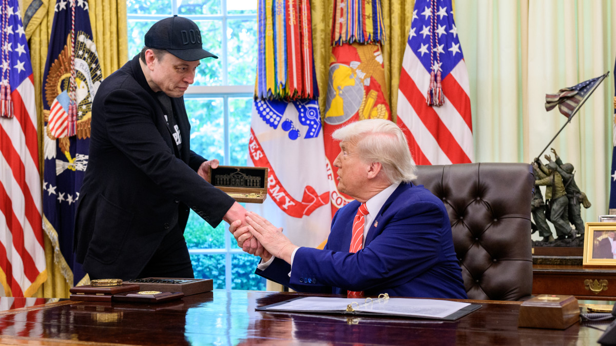 Elon Musk, CEO de X y exasesor de la Administración Trump, en el Despacho Oval junto al propio presidente Trump.