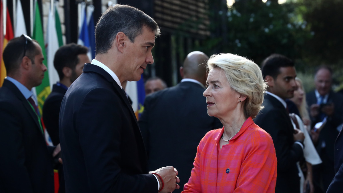 El presidente del Gobierno, Pedro Sánchez, junto a la presidenta de la Comisión Europea, Ursula von der Leyen en Chipre.