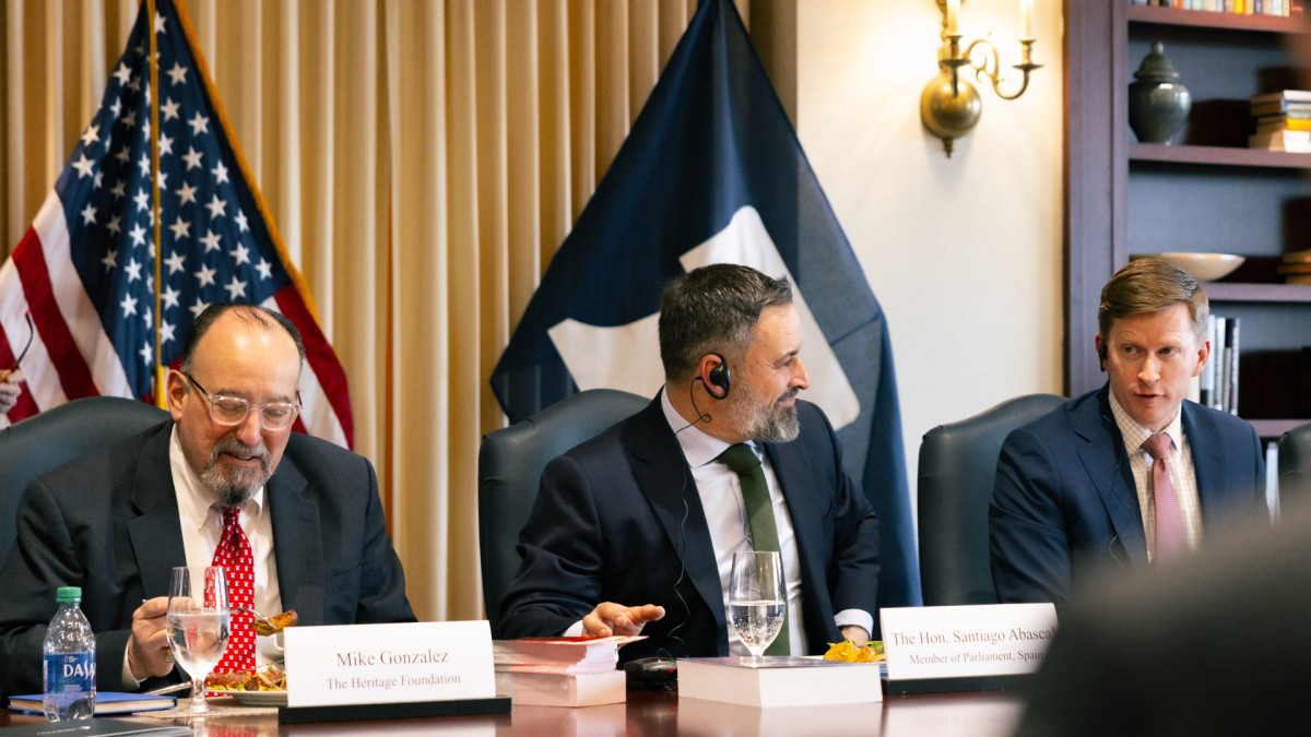 Santiago Abascal, líder de Vox, junto a Mike Gonzalez en The Heritage Foundation el pasado 2024.