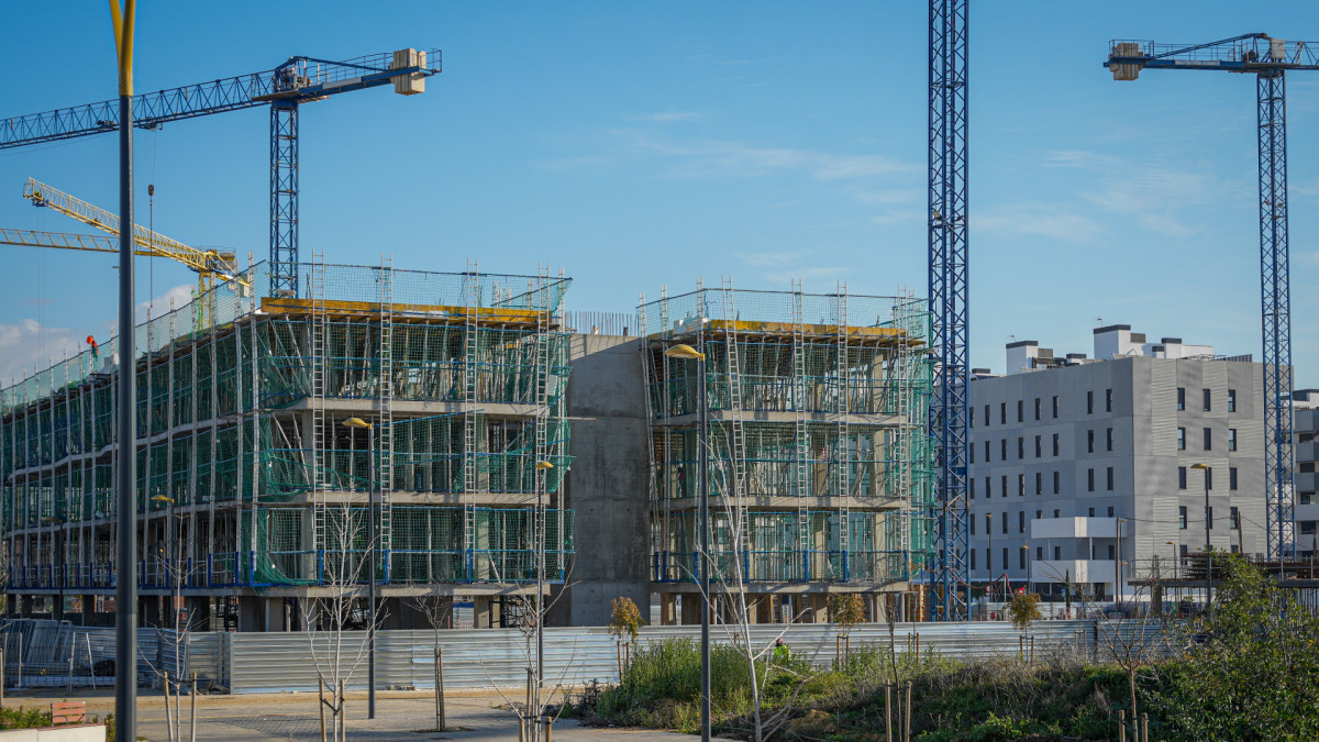 Construcción de viviendas protegidas en Palmas Altas, Sevilla.