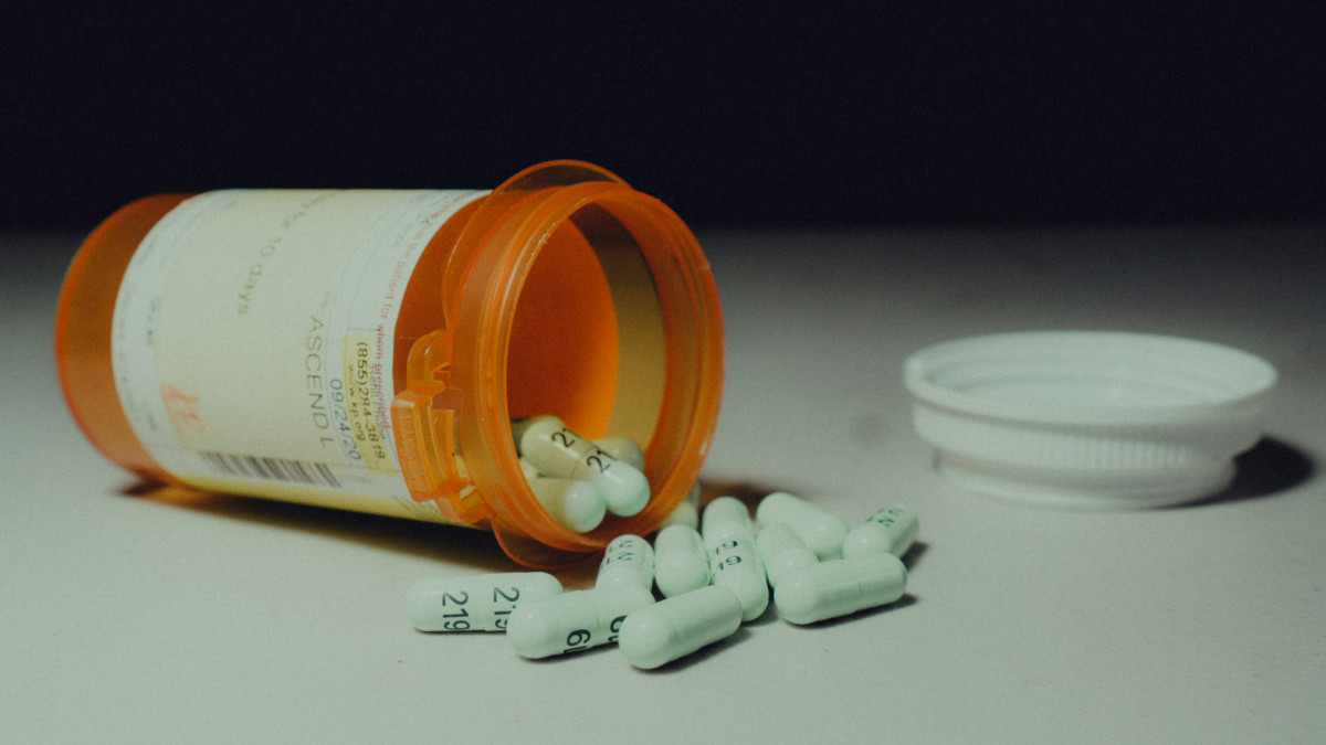 Los autores profundizan en la necesidad de reconducir la política farmacéutica de la UE. 