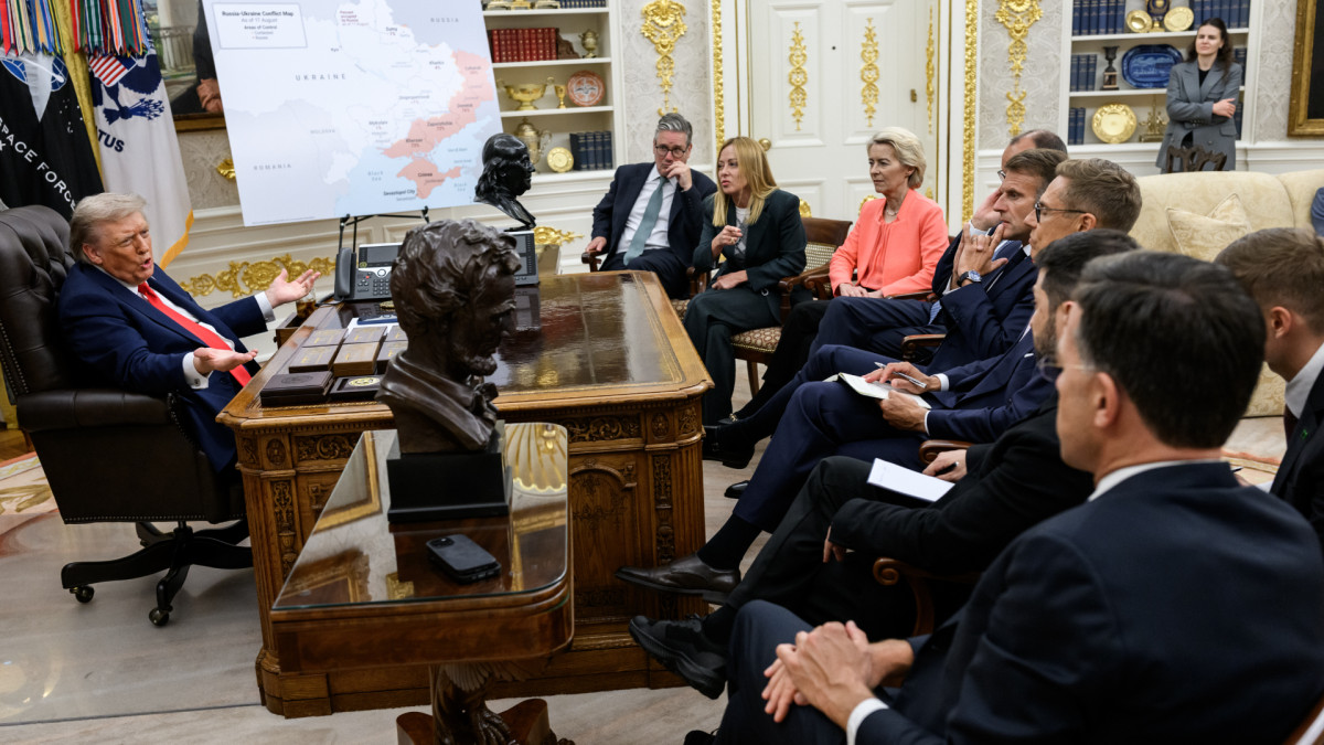 Donald Trump con algunos de los principales líderes europeos en el despacho oval.