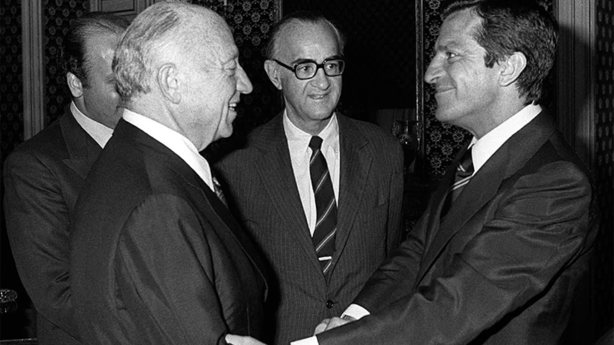 El embajador Wells Stabler (centro) junto a Adolfo Suárez (derecha) en 1976. | Imagen de archivo
