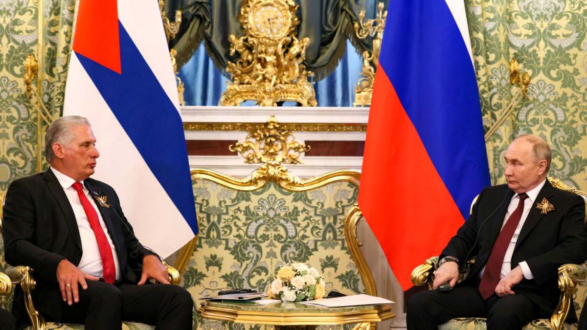 El presidente cubano, Miguel Díaz-Canel, a la izquierda del presidente ruso, Vladímir Putin.