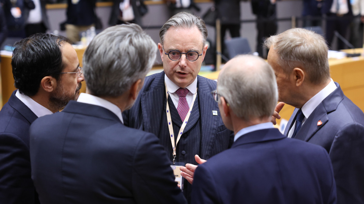 El primer ministro Bart De Wever, rodeado durante la sesión del Consejo Europeo este 18 de diciembre.