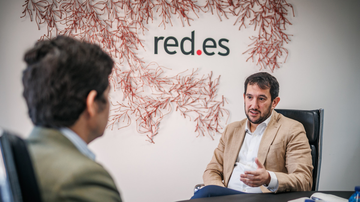 El vicepresidente de 'Agenda Pública', Rodrigo Pinedo, conversa con el director general de Red.es, Jesús Herrero.
