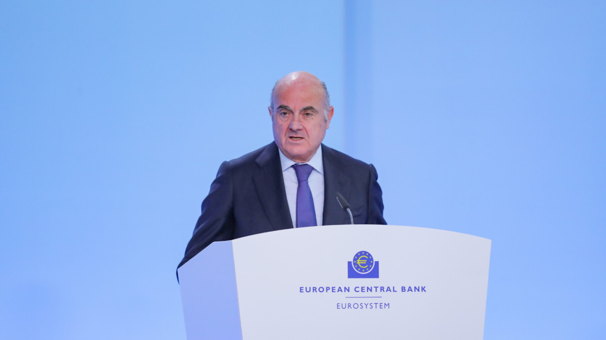 El vicepresidente español del BCE, Luis de Guindos, en una rueda de prensa en Fráncfort el pasado verano.