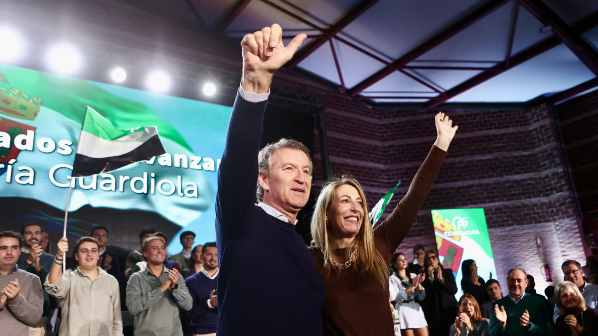 Alberto Núñez Feijóo en un acto de campaña en Badajoz junto a la candidata popular, María Guardiola.