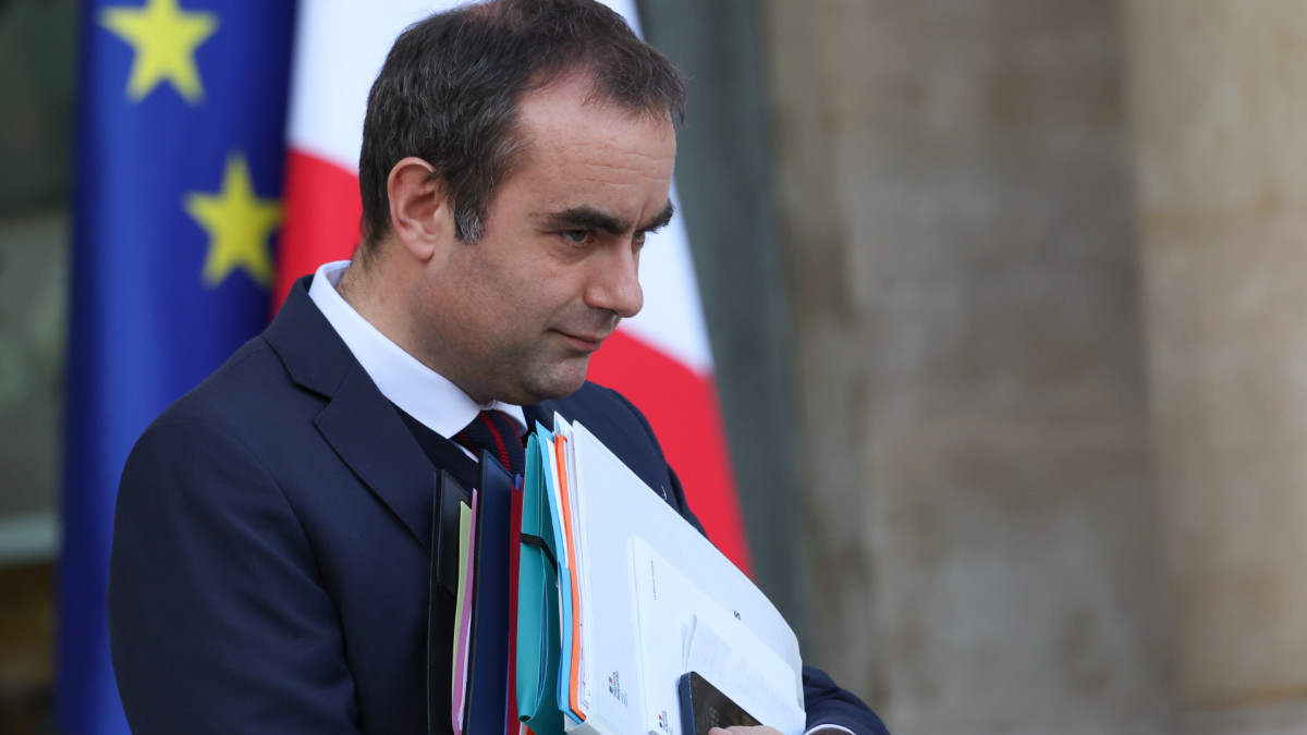 Prime Minister of France Sébastien Lecornu leaving the Elysée Palace after meeting with the Council of Ministers on 17 December.