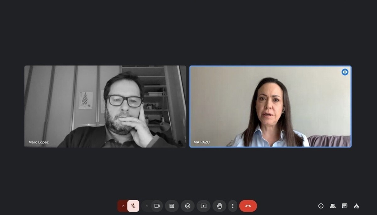 María Corina Machado y Marc López Plana, director de 'Agenda Pública', conversan a través de videollamada.