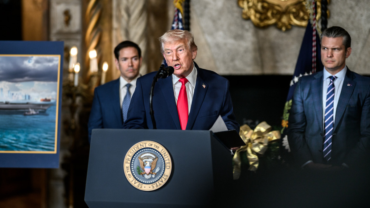 El presidente estadounidense, Donald Trump, junto al secretario de Estado, Marco Rubio (izquierda) y el secretario de Guerra, Pete Hegseth (derecha)