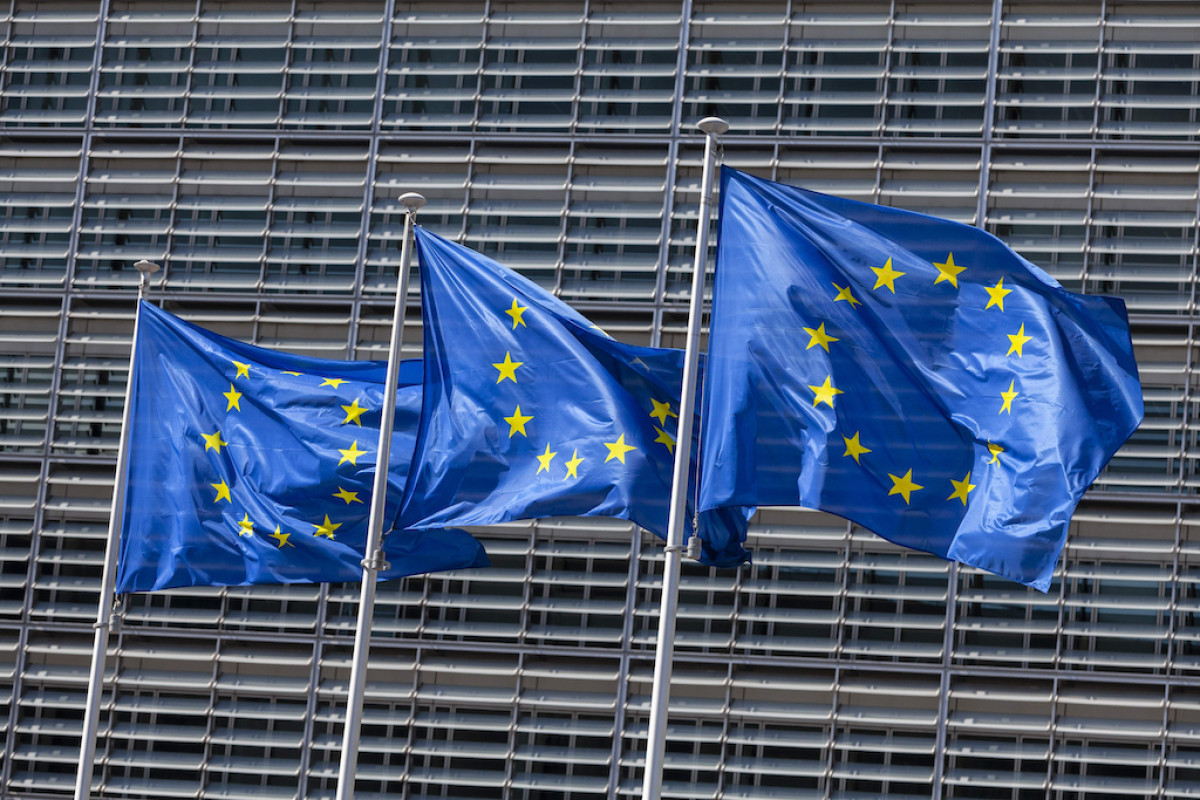 Banderas europeas en el edificio de la Comisión Europea.