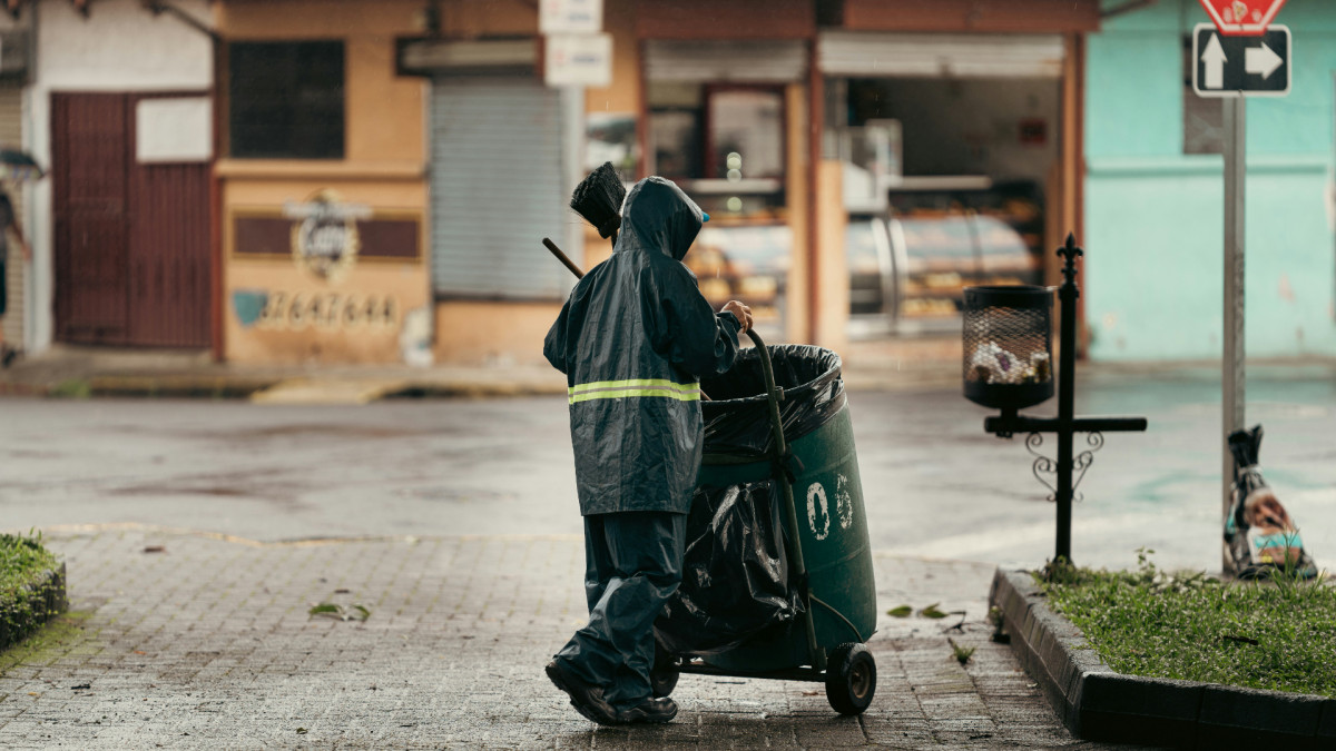 Un trabajador recoge basura.