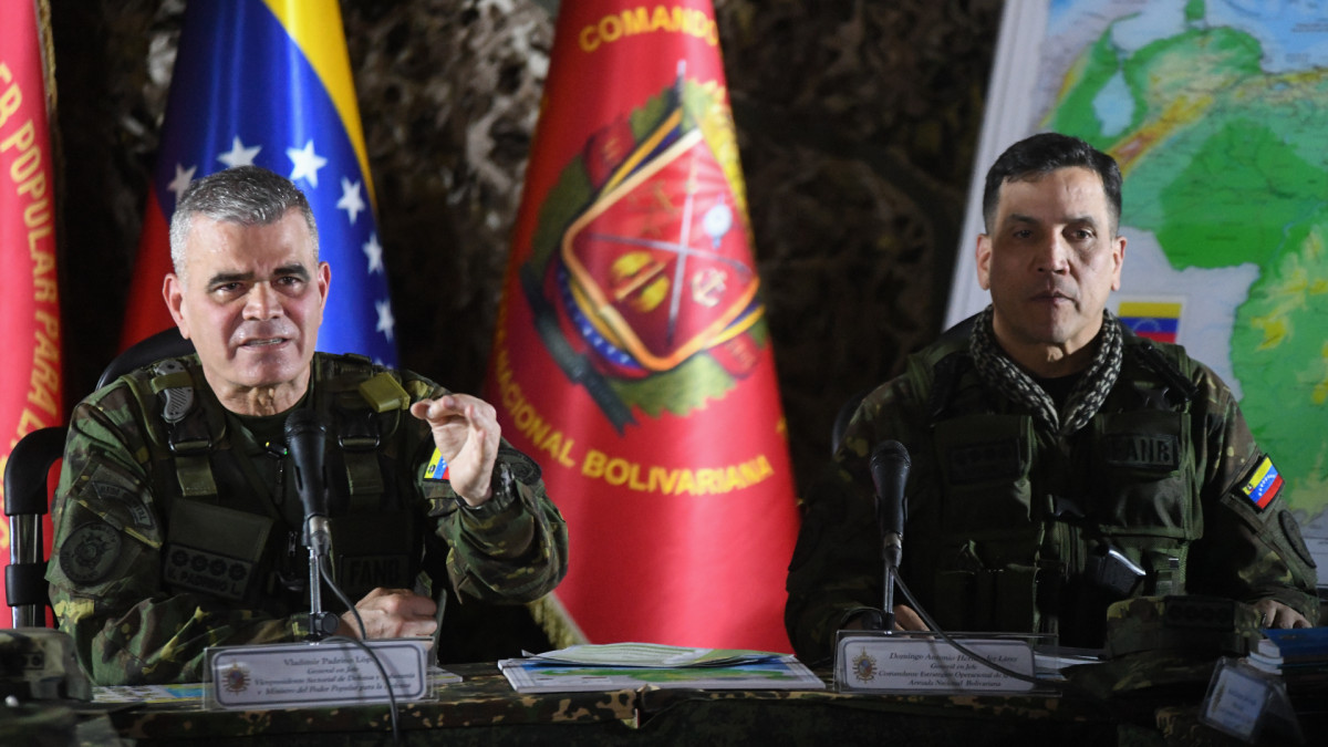 A la izquierda, el ministro de defensa del Gobierno venezolano, Vladimir Padrino López durante una rueda de prensa en Caracas.