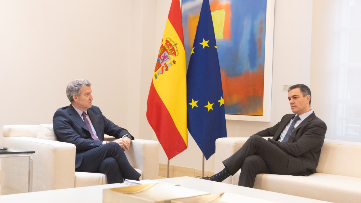 Alberto Núñez Feijóo y Pedro Sánchez se reunieron de forma pública por última vez en 2025 para discutir el aumento de gasto en defensa.