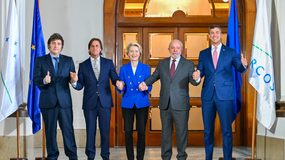 Los presidentes de los países del Mercosur y Úrsula von der Leyen en Uruguay (2024).