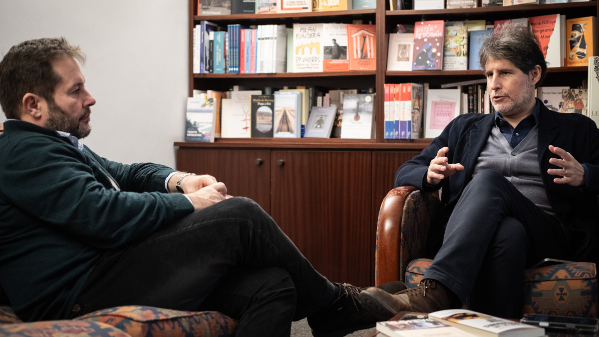 Marc López Plana, editor y director de 'Agenda Pública', conversa con el escritor Giuliano Da Empoli.