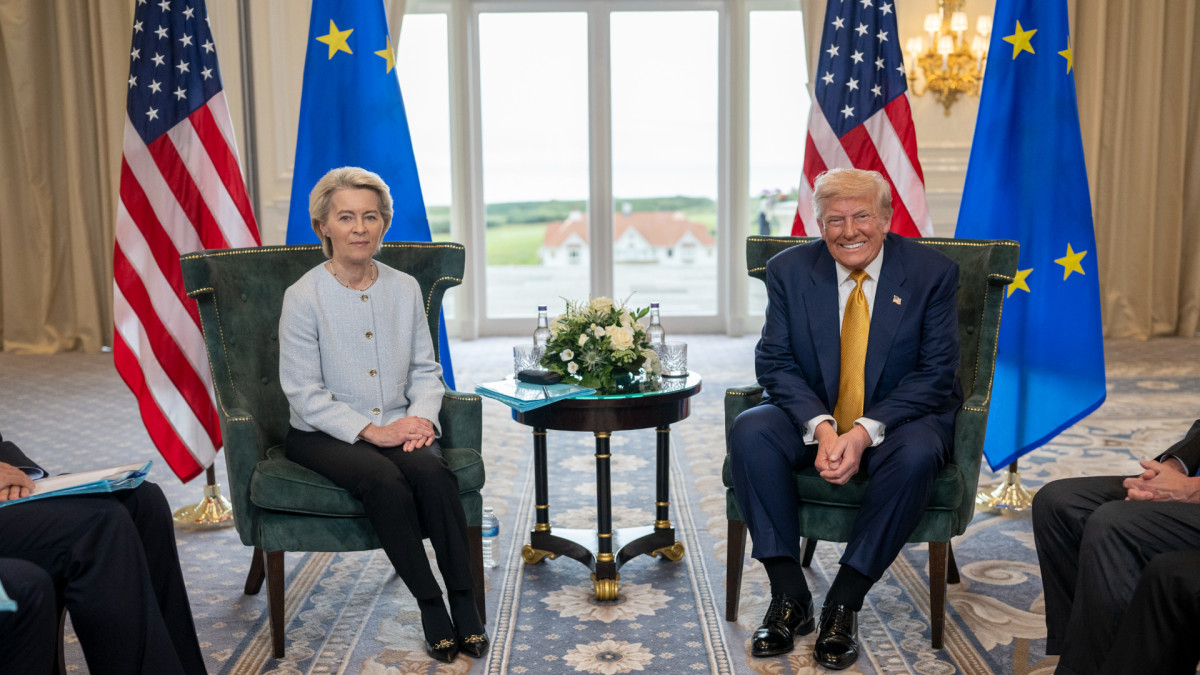 Úrsula von der Leyen, presidenta de la Comisión Europea, en su reunión con Donald Trump, presidente de Estados Unidos, en Escocia. | Casa Blanca / Daniel Torok
