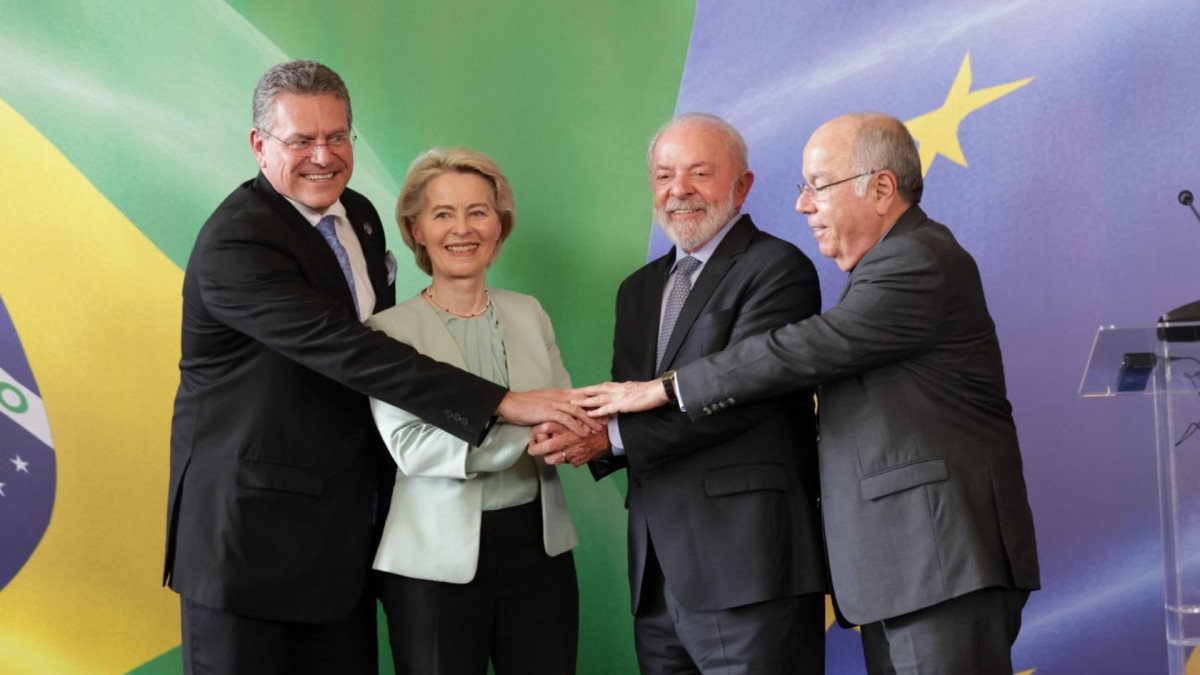 From left to right, European Commissioner for Trade and Economic Security Maroš Šefčovič, European Commission President Ursula von der Leyen, Brazilian President Luiz Inácio Lula da Silva, and Brazilian Foreign Minister Mauro Vieira.
